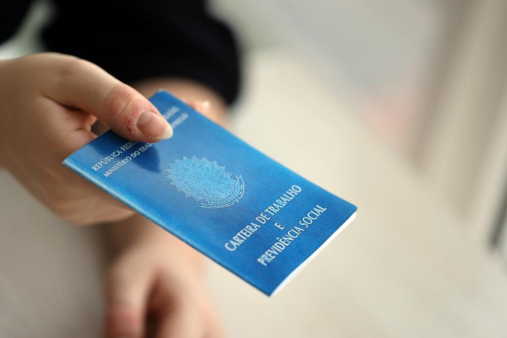 Carteira de trabalho é o documento usado para registro de funcionários no Brasil (Imagem: Shutterstock)