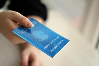 Carteira de trabalho é o documento usado para registro de funcionários no Brasil (Imagem: Shutterstock)